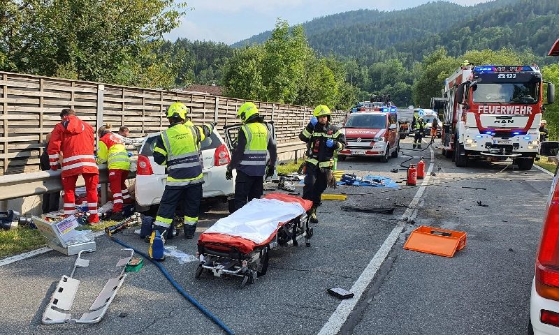 Schwerer Verkehrsunfall (Bild 2)